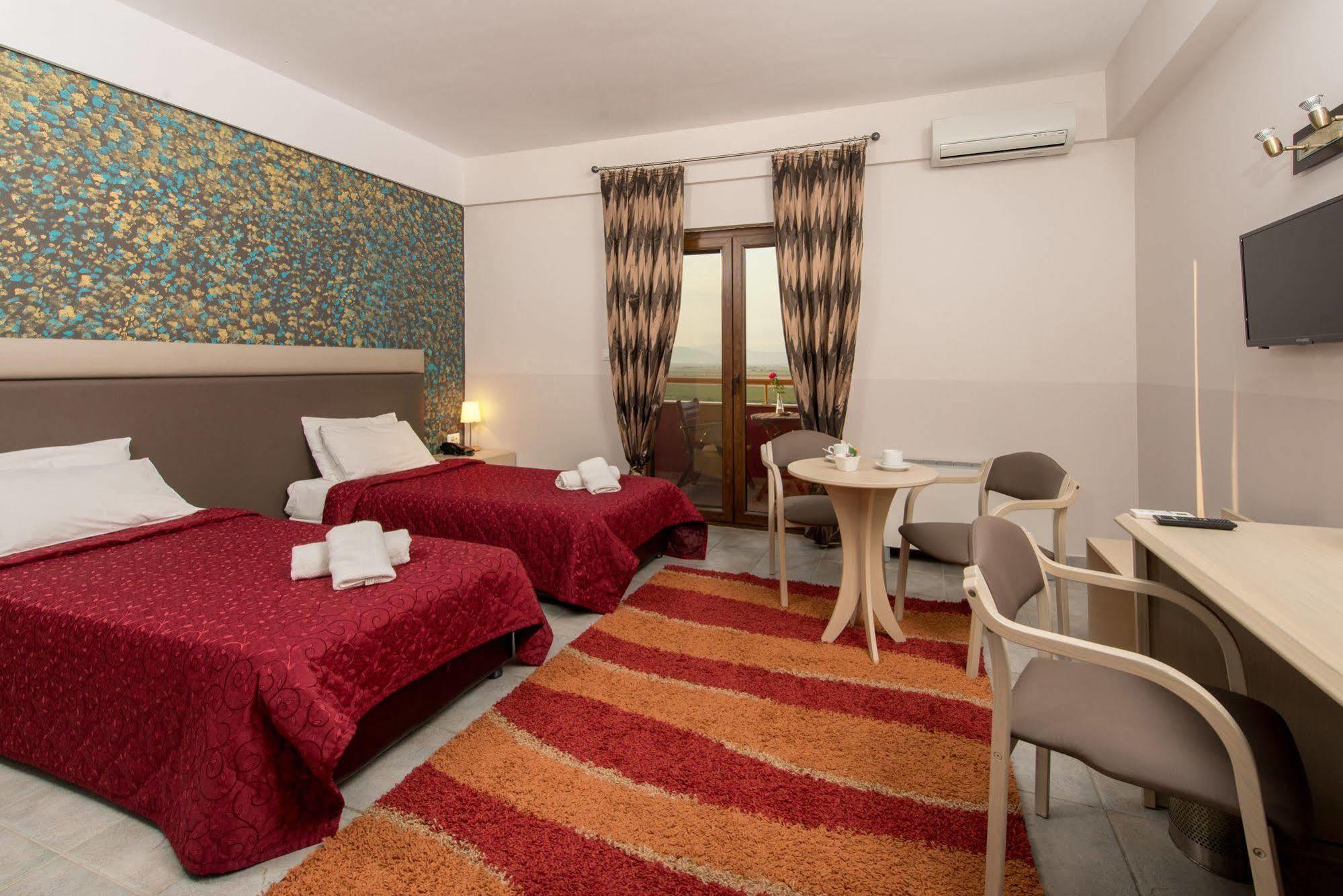 Petrinos Lofos Hotel Mandra  Ngoại thất bức ảnh